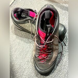 Arc’teryx Women’s - Acrux FL GTX - Size 8.5 Hiking Shoes Black/Fuschia